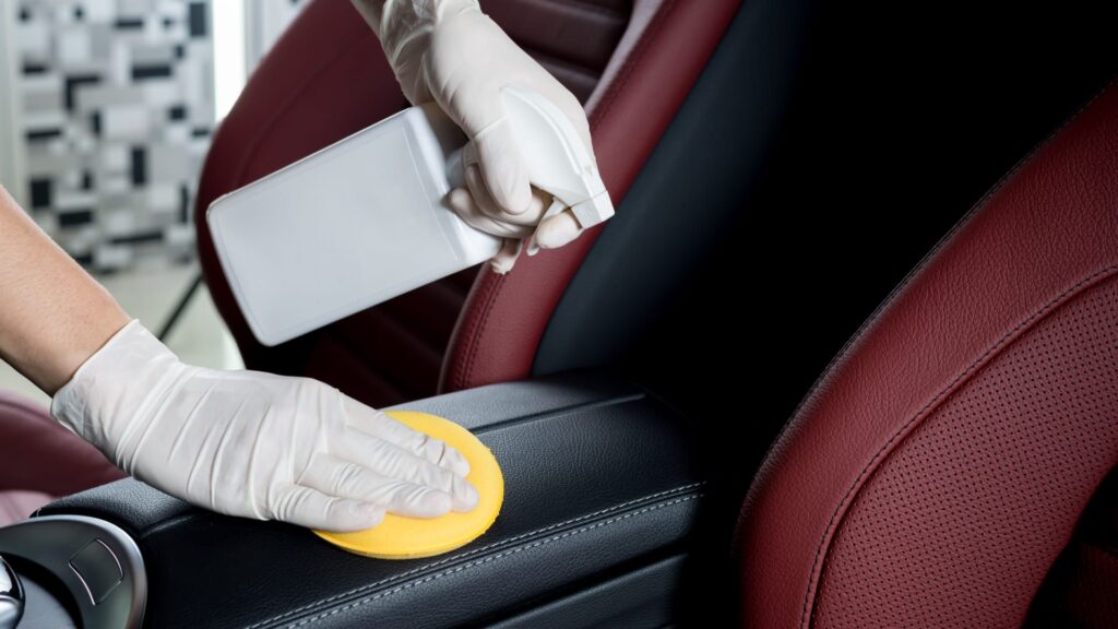 Como fazer uma limpeza a seco no banco do carro? - Fonte: Reprodução